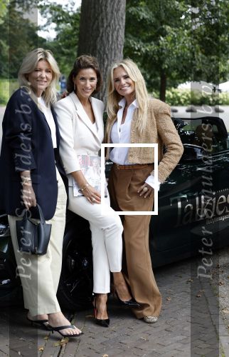 Laren 5 september 2024
Presentatie nieuwe Talkies met op de cover Leontine Ruiters  en Lonneke Nooteboom bij de Singer in Laren .