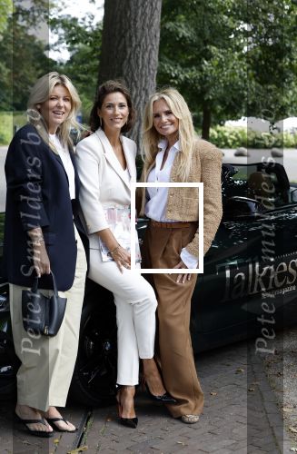 Laren 5 september 2024
Presentatie nieuwe Talkies met op de cover Leontine Ruiters  en Lonneke Nooteboom bij de Singer in Laren .