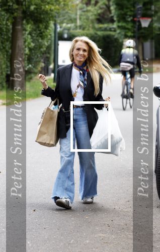 Huizen 14 september 2024
Marco Borsato Leontine Ruiters Jada Borsato Luca Borsato vieren de 23e verjaardag van Senna Borsato bij Leontine in de tuin van haar huis . Obi Ruiters waakt