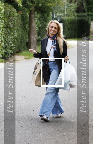 Huizen 14 september 2024
Marco Borsato Leontine Ruiters Jada Borsato Luca Borsato vieren de 23e verjaardag van Senna Borsato bij Leontine in de tuin van haar huis . Obi Ruiters waakt