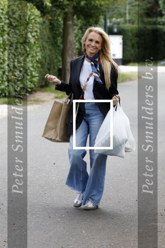 Huizen 14 september 2024
Marco Borsato Leontine Ruiters Jada Borsato Luca Borsato vieren de 23e verjaardag van Senna Borsato bij Leontine in de tuin van haar huis . Obi Ruiters waakt
