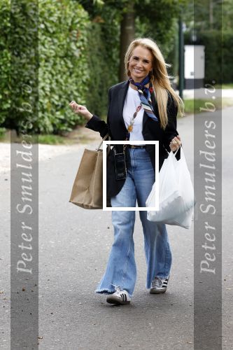 Huizen 14 september 2024
Marco Borsato Leontine Ruiters Jada Borsato Luca Borsato vieren de 23e verjaardag van Senna Borsato bij Leontine in de tuin van haar huis . Obi Ruiters waakt