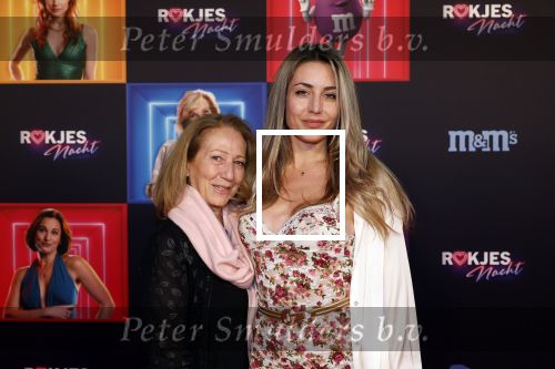 Den Bosch 28 september 2024
Premiere Rokjesdag in de Brabant hallen met in de cast oa Abbey Hoes, Leo Alkemade, Brigitte Heitzer, Lykele Muus, Bertrie Wierenga en Kiefer Zwart.Daarnaast zijn er onder meer rollen weggelegd voor Sinan Eroglu, Peter Bolhuis, Tineke Schouten, Patrick Martens en Maaike Martens. Mariella Klaassen v Oorschot met moeder en ..