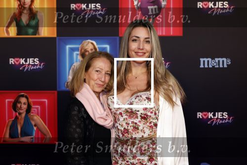Den Bosch 28 september 2024
Premiere Rokjesdag in de Brabant hallen met in de cast oa Abbey Hoes, Leo Alkemade, Brigitte Heitzer, Lykele Muus, Bertrie Wierenga en Kiefer Zwart.Daarnaast zijn er onder meer rollen weggelegd voor Sinan Eroglu, Peter Bolhuis, Tineke Schouten, Patrick Martens en Maaike Martens. Mariella Klaassen v Oorschot met moeder en ..