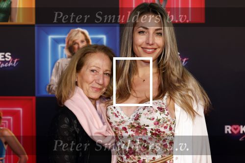 Den Bosch 28 september 2024
Premiere Rokjesdag in de Brabant hallen met in de cast oa Abbey Hoes, Leo Alkemade, Brigitte Heitzer, Lykele Muus, Bertrie Wierenga en Kiefer Zwart.Daarnaast zijn er onder meer rollen weggelegd voor Sinan Eroglu, Peter Bolhuis, Tineke Schouten, Patrick Martens en Maaike Martens. Mariella Klaassen v Oorschot met moeder en ..