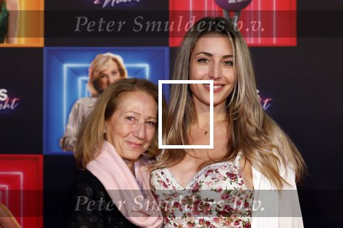 Den Bosch 28 september 2024
Premiere Rokjesdag in de Brabant hallen met in de cast oa Abbey Hoes, Leo Alkemade, Brigitte Heitzer, Lykele Muus, Bertrie Wierenga en Kiefer Zwart.Daarnaast zijn er onder meer rollen weggelegd voor Sinan Eroglu, Peter Bolhuis, Tineke Schouten, Patrick Martens en Maaike Martens. Mariella Klaassen v Oorschot met moeder en ..