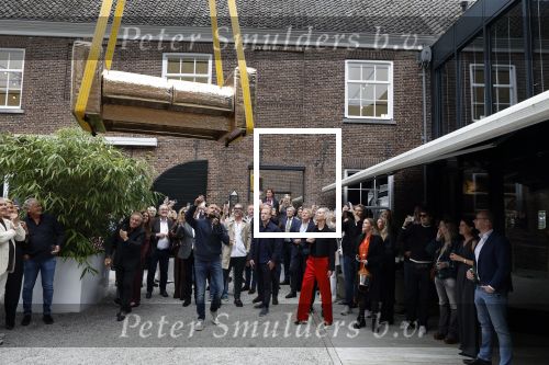 Naarden 25 september 2024
Presentatie bank Jan des Bouvrie (door kunstenaar Job Smeets) bij het arsenaal . Monique des Bouvrie en Jan des Bouvrie jr