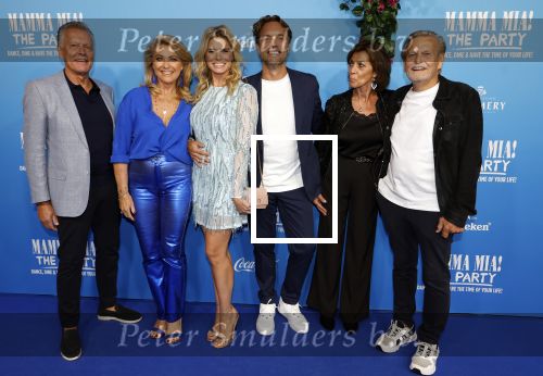Rotterdam 27 september 2024
Premiere Mamma mia the party in  Schiecentrale.  Nicolette v Dam met Bas Smit de Ouders van Bas Smit en de ouders van Nicolette v Dam