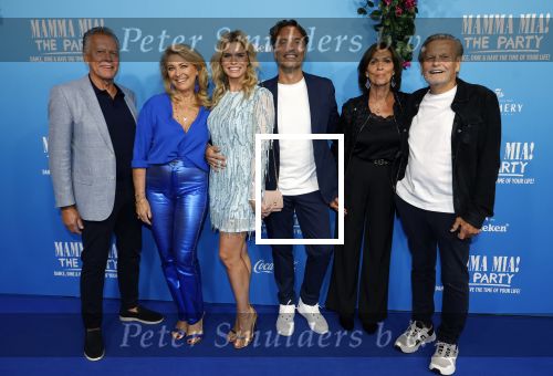Rotterdam 27 september 2024
Premiere Mamma mia the party in  Schiecentrale.  Nicolette v Dam met Bas Smit de Ouders van Bas Smit en de ouders van Nicolette v Dam