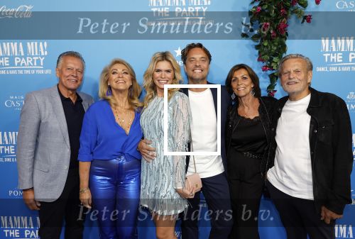 Rotterdam 27 september 2024
Premiere Mamma mia the party in  Schiecentrale.  Nicolette v Dam met Bas Smit de Ouders van Bas Smit en de ouders van Nicolette v Dam