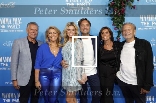 Rotterdam 27 september 2024
Premiere Mamma mia the party in  Schiecentrale.  Nicolette v Dam met Bas Smit de Ouders van Bas Smit en de ouders van Nicolette v Dam