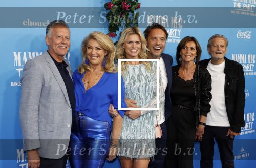 Rotterdam 27 september 2024
Premiere Mamma mia the party in  Schiecentrale.  Nicolette v Dam met Bas Smit de Ouders van Bas Smit en de ouders van Nicolette v Dam