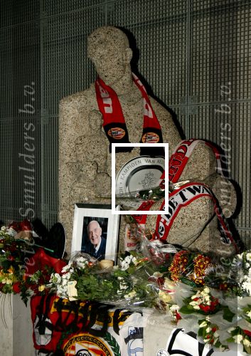 Eindhoven, 6 December 2005 W
Laatste wedstrijd eerste ronde champions league PSV-Fenerbache, eindstand
Voor het stadion een beeld met foto van de gisteren overleden Frits Philips waar mensen bloemen enandere zaken neerleggen.