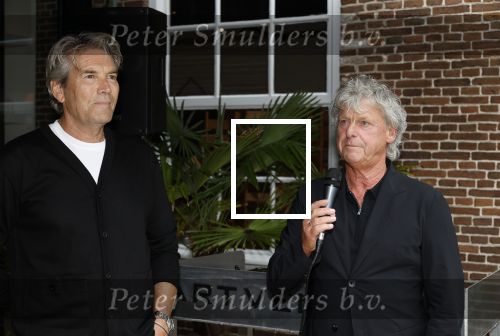 Naarden 25 september 2024
Presentatie bank Jan des Bouvrie (door kunstenaar Job Smeets) bij het arsenaal . Bennie Garcia en Piet Boon