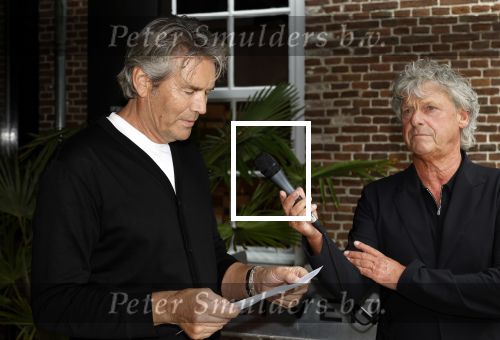 Naarden 25 september 2024
Presentatie bank Jan des Bouvrie (door kunstenaar Job Smeets) bij het arsenaal . Bennie Garcia en Piet Boon