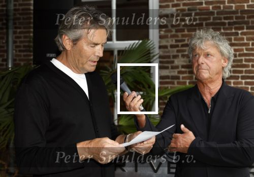 Naarden 25 september 2024
Presentatie bank Jan des Bouvrie (door kunstenaar Job Smeets) bij het arsenaal . Bennie Garcia en Piet Boon