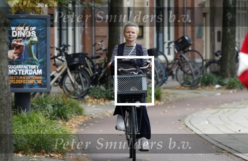 Amsterdam 3 september 2024
Renee Soutendijk aan het winkelen en op de fiets in Amsterdam zuid.