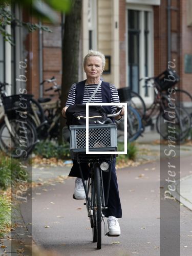 Amsterdam 3 september 2024
Renee Soutendijk aan het winkelen en op de fiets in Amsterdam zuid.