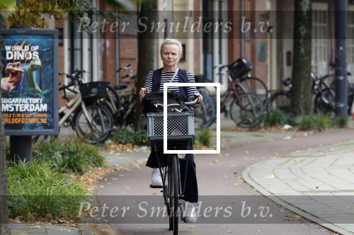 Amsterdam 3 september 2024
Renee Soutendijk aan het winkelen en op de fiets in Amsterdam zuid.