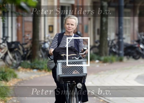 Amsterdam 3 september 2024
Renee Soutendijk aan het winkelen en op de fiets in Amsterdam zuid.