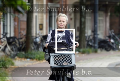 Amsterdam 3 september 2024
Renee Soutendijk aan het winkelen en op de fiets in Amsterdam zuid.