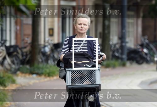 Amsterdam 3 september 2024
Renee Soutendijk aan het winkelen en op de fiets in Amsterdam zuid.