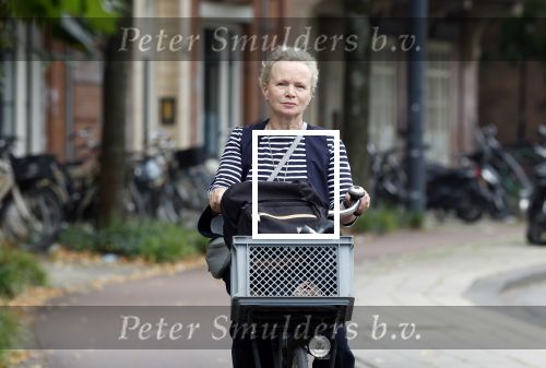 Amsterdam 3 september 2024
Renee Soutendijk aan het winkelen en op de fiets in Amsterdam zuid.