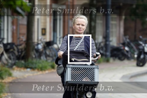 Amsterdam 3 september 2024
Renee Soutendijk aan het winkelen en op de fiets in Amsterdam zuid.