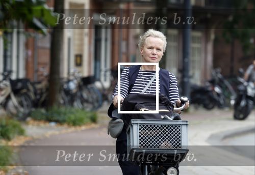 Amsterdam 3 september 2024
Renee Soutendijk aan het winkelen en op de fiets in Amsterdam zuid.