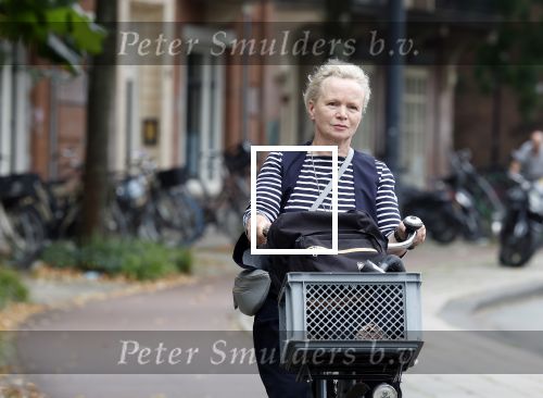 Amsterdam 3 september 2024
Renee Soutendijk aan het winkelen en op de fiets in Amsterdam zuid.
