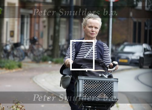 Amsterdam 3 september 2024
Renee Soutendijk aan het winkelen en op de fiets in Amsterdam zuid.