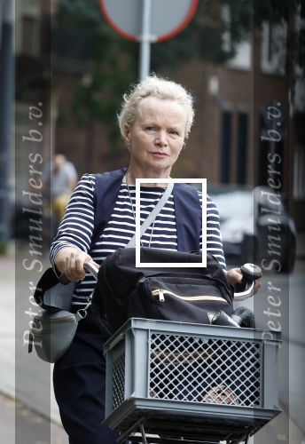 Amsterdam 3 september 2024
Renee Soutendijk aan het winkelen en op de fiets in Amsterdam zuid.