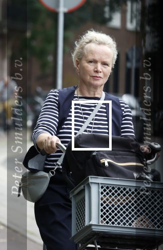 Amsterdam 3 september 2024
Renee Soutendijk aan het winkelen en op de fiets in Amsterdam zuid.