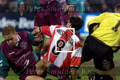 Eindhoven, 19 december 1998
PSV-Willem II, eindstand 1-0
Ruud v Nistelrooij in de tang met Jukka Koskinen en doelman Jim v Fessem.


Foto: Peter smulders b.v.