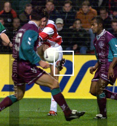 Eindhoven, 19 december 1998
PSV-Willem II, eindstand 1-0
Ruud v Nistelrooij haalt uit, Tomas Galasek (5) en Geoffrey Prommayon kijken toe.

Fto: Peter Smulders b.v.