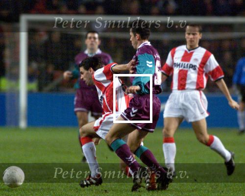 PSV-Willem II, eindstand 1-0
Eindhoven, 19 december 1998
Ruud v Nistelrooij contra Tomas Galasek.

Foto: Peter Smulders b.v.