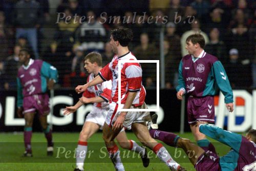Eindhoven, PSV-WILLEM II,eindstand 1-0
Ruud v Nistelrooij tussen enkele Willem II-ers op de achetrgronf Robert Fuchs.


Foto: Peter Smulders b.v.