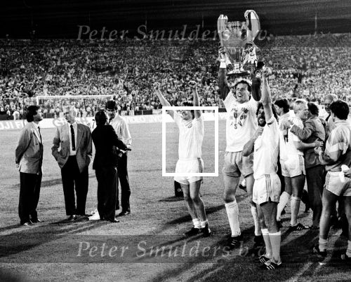 Stuttgart 25 mei 1988 PSV-Benfica 0-0
PSV Wint de Europacup I Seizoen 1987/1988
Hans v Breukelen toont de cup met de grote oren links van hem soren Lerby Erik Gerets Ronald koeman
Geheel links trainer Guus hiddink met zijn assistent Hans Dorjee en manager Kees Ploegsma.
PETER SMULDERS BV