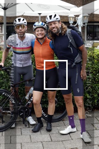 Blaricum 4 september 2024
Fietstocht met allemaal specialized S Works fietsen vanaf Blushing Blaricum van Gordon .
Oa doen mee , Winston Gerschtanowitz Louis Talpe Mark Tuitert Laurens ten Dam Roxane Knetemann Thomas v d Vlucht Johan Museeuw Thomas Dekker Ireen Wust Erben Wennemars  Joy Beune en haar partner Kjeld Nuis .