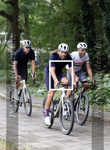 Blaricum 4 september 2024
Fietstocht met allemaal specialized S Works fietsen vanaf Blushing Blaricum van Gordon .
Oa doen mee , Winston Gerschtanowitz Louis Talpe Mark Tuitert Laurens ten Dam Roxane Knetemann Thomas v d Vlucht Johan Museeuw Thomas Dekker Ireen Wust Erben Wennemars  Joy Beune en haar partner Kjeld Nuis .