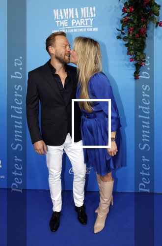 Rotterdam 27 september 2024
Premiere Mamma mia the party in  Schiecentrale. Tim Klijn met zijn vrouw