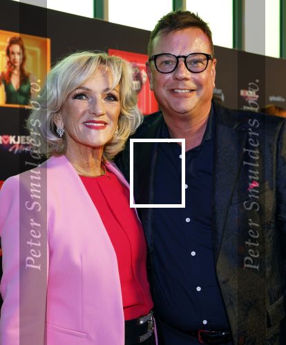 Den Bosch 28 september 2024
Premiere Rokjesdag in de Brabant hallen met in de cast oa Abbey Hoes, Leo Alkemade, Brigitte Heitzer, Lykele Muus, Bertrie Wierenga en Kiefer Zwart.Daarnaast zijn er onder meer rollen weggelegd voor Sinan Eroglu, Peter Bolhuis, Tineke Schouten, Patrick Martens en Maaike Martens. Tineke Schoutren met stiefzoon