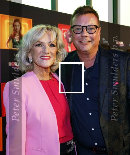 Den Bosch 28 september 2024
Premiere Rokjesdag in de Brabant hallen met in de cast oa Abbey Hoes, Leo Alkemade, Brigitte Heitzer, Lykele Muus, Bertrie Wierenga en Kiefer Zwart.Daarnaast zijn er onder meer rollen weggelegd voor Sinan Eroglu, Peter Bolhuis, Tineke Schouten, Patrick Martens en Maaike Martens. Tineke Schoutren met stiefzoon
