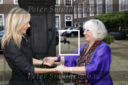 Amsterdam 9september 2024
Strong women award in hotel The Grand .  Willeke Alberti draagt en jurk van dochter Danielle van t Schip en een sjawl van Eric Beekes