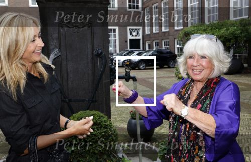 Amsterdam 9september 2024
Strong women award in hotel The Grand .  Willeke Alberti draagt en jurk van dochter Danielle van t Schip en een sjawl van Eric Beekes
