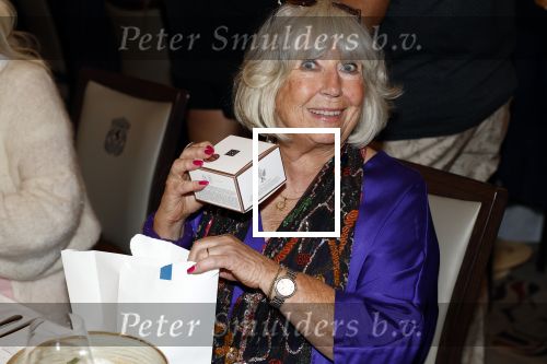 Amsterdam 9september 2024
Strong women award in hotel The Grand .  Willeke Alberti draagt en jurk van dochter Danielle van t Schip en een sjawl van Eric Beekes