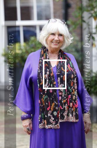 Amsterdam 9september 2024
Strong women award in hotel The Grand .  Willeke Alberti draagt en jurk van dochter Danielle van t Schip en een sjawl van Eric Beekes