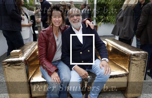 Naarden 25 september 2024
Presentatie bank Jan des Bouvrie (door kunstenaar Job Smeets) bij het arsenaal . Willem Hendriks met zijn vrouw
