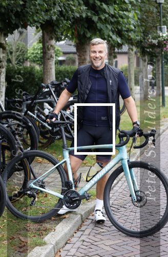 Blaricum 4 september 2024
Fietstocht met allemaal specialized S Works fietsen vanaf Blushing Blaricum van Gordon .
Oa doen mee , Winston Gerschtanowitz Louis Talpe Mark Tuitert Laurens ten Dam Roxane Knetemann Thomas v d Vlucht Johan Museeuw Thomas Dekker Ireen Wust Erben Wennemars  Joy Beune en haar partner Kjeld Nuis .