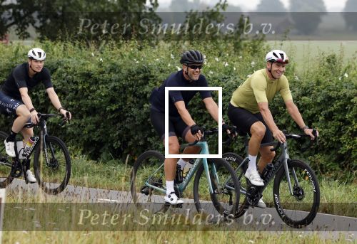 Blaricum 4 september 2024
Fietstocht met allemaal specialized S Works fietsen vanaf Blushing Blaricum van Gordon .
Oa doen mee , Winston Gerschtanowitz Louis Talpe Mark Tuitert Laurens ten Dam Roxane Knetemann Thomas v d Vlucht Johan Museeuw Thomas Dekker Ireen Wust Erben Wennemars  Joy Beune en haar partner Kjeld Nuis .